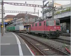 Die SBB Cargo Re 4/4 II 11289 (Re 420 289-1) mit einen Güterzug nach St-Triphon.