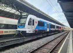 Das Gleis 2 in Lausanne ist immer wieder für Überraschungen gut; diesesmal ist es der neue MTR/(SNCF) Schmalspurbahn Triebwagen Beh 4/8 (Z894) mit der UIC Nummer 90 85 838 0894-8 welcher auf