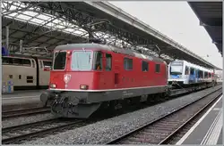 Die SBB Re 4/4 II 11193 hat ihren speziellen Zug umfahren und wartet nun mit ihren vier Uaikk Wagen und der Ladung in Form des Beh 4/8 4 / SNCF Z894 auf die Weiterfahrt nach Martigny.