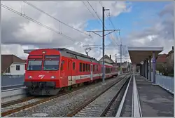 Der CJ RBDe 567 182 (UIC 94 85 7 567 182-1) ist mit seinem Pendelzug als R51 26430 in Alle angekommen und wendet rasch für die Rückfahrt nach Porrentruy.