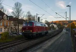 Die alias 215 027-4 eigentlich 225 027-2 (92 80 1225 027-2 D-NEOX) der Neo Lox GmbH Bottrop (NEOX) fährt am 05 November 2025 auf Tfzf (Triebfahrzeugfahrt) / als Lz (Lokzug) durch den Bahnhof