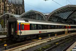 SBB EC-Großraum-Reisezugwagen (EC-Wagen) der ersten Wagenklasse 61 85 10-90 249-6 CH-SBB der Gattung Apm 1090, eingereiht als Wagen Nr.