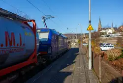 Die an die SBB Cargo International AG vermietete Siemens Vectron MS – 6193 047 (91 80 6193 047-8 D-DISPO) der Beacon Rail Capital Europe GmbH (München) fährt am 21 November 2025 durch