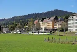 Kreuzung in La Sagne, TRN: In La Sagne begegnet Triebwagen 9 dem Triebwagen 10, der gen La Chaux-de-Fonds fährt.