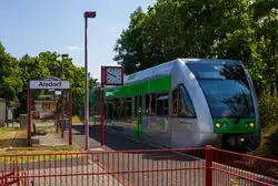 Der Stadler GTW 2/6 WEBA 109 (95 80 0946 409-9 D-WEBA / 95 80 0646 409-2 D-WEBA / 95 80 0946 909-8 D-WEBA) der Westerwaldbahn des Kreises Altenkirchen GmbH (WEBA), ex HLB VT 509 109, erreicht als RB