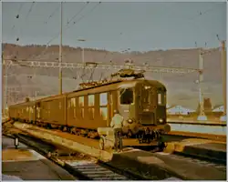 Die SBB Re 4/4 10216 erreicht mit ihrem Regionalzug nach Delémont den Bahnhof von Glovelier.
