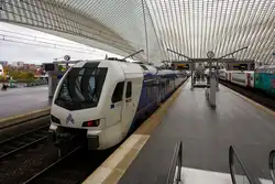Der dreiteilige, 3-System Stadler FLIRT³ Triebzug 550 (94 84 4 040 550-x NL-AN) der Arriva Personenvervoer Nederland steht am 21 Oktober 2025 im Bahnhof Liège Guillemins
