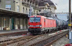 Die (ex DB) WRS 193 302 (91 80 6193 302-7 D-WRSCH) steht mit einem langen Kesselwagenzug in einige Zeit in Lausanne bevor ihre Fahrt weitergeht.