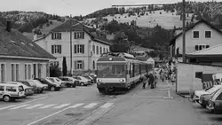 Im Sommer 1997 ist der BDe 4/4 II 613 mit einem Zug aus La-Chaux-de Fonds in Glovier angekommen.