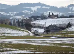 RABe 528 213 ist kein Mika sondern KAMI und hat am Feldmoos soeben das Gemeindegebiet von Schwarzenburg erreicht.