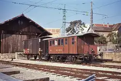 Alte Fahrzeuge auf der Orbe - Chavornay - Bahn: CFe 2/2 11 mit einem SBB Güterwagen K2 in Orbe, 17.Sep.