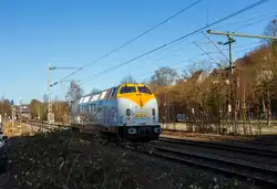 Die V 270.09 alias 221 121-7 (92 80 1221 121-7 D-SGL), eine V 200.1 der SGL Schienen Güter Logistik GmbH (Dachau), fährt am 05 März 2026 auf Tfzf (Triebfahrzeugfahrt) / als Lz (Lokzug)
