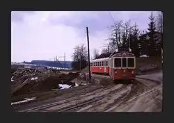 Nicht gerade im besten Zustand zeigt sich die Strecke der Forchbahn in der N�he der Forch.