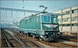 Die SBB Re 4/4 11238 zeigte sich in Lausanne zwar noch im traditionellen Grün, aber mit einer interessanten optischen Bereicherung auf der Stirnseite der Lok.