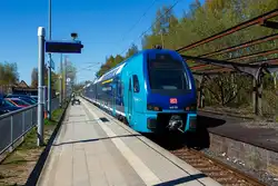 Der vierteilige Stadler KISS Doppelstocktriebzug 445 129 / 445 629 der DB Regio Nord im NAH.SH-Design (Schleswig-Holstein) erreicht, als RB 86 von L�beck Hbf nach Travem�nde Strand, am 22 April 2026