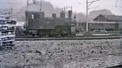 Br�nig HG 3/3 1067 im Regeldienst: Vor einer Zeile alter Br�nigbahn-Wagen, von denen viele in Interlaken Ost als Reserve herumstanden.