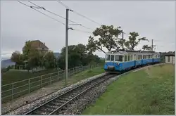 Der MOB ABDe 8/8 4002 VAUD ist bei der kleinen Haltestelle Ch�telard VD  als Regionalzug  nach Montreux.