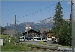 Der TPC ASD ABe 4/8 473 vor der Kulisse des kleinen Ortes Vers l'Eglise.