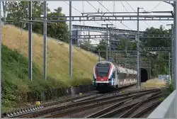 Der SBB RABe 522 229 ist als RL7 23535 auf dem Weg von Annemasse nach Vernier und verl�sst in Jonction die CEVA Strecke, um �ber die Verbindungslinie nach Vernier zu gelangen.