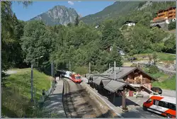 Von Vallorcine erreicht der TMR BDeh 4/8 21 auf dem Weg nach Martigny den Bahnhof von Les Mar�cottes.