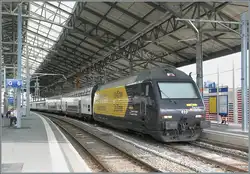 Die SBB Re 460 028 (Re 460 91 85 4 460 028-4 CH-SBB) zeigt sich in einer beeindruckenden (Werbe)-Farbgebung 