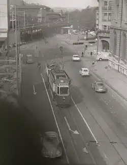 Die ehemalige Tramlinie 1 in Bern: Luftgebremster Motorwagen 172 mit Anh�nger 224 kommt von Br�ckfeld her unter der Eisenbahn-Einfahrt in den Bahnhof Bern das Bollwerk herauf.