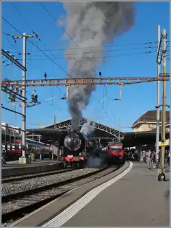 Die SNCF 141 R 568 von Vallorbe kommend, verlässt Lausanne mit ihrem langen Sonderzug Richtung Bern.