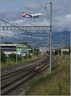 Ein etwas anderes Bahnbild: Ein Blick auf die Strecke Gen�ve - La Plaine von Vernier in Richtung SBB Cargo Bahnhof Vernier Meyrin.
