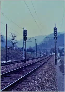 Ein Blick auf den Bahnhof von Roches (BE) von Süden her und dessen Ausfahrsignale in Richtung Moutier.