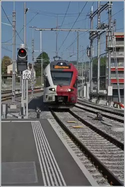 Seit heute fahren die Züge wieder nach Broc Fabrique; hier erreichen zwei TPF RABe 527  Bulle.