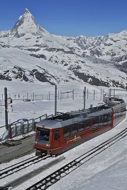 Nach rund 35-min�tiger Fahrt und der �berwindung von rund 1400 m H�henunterschied treffen der Bhe 4/6 3084 und ein weiterer Bhe 4/6 der Gornergratbahn am 10.05.2024 in der 3089 m hoch gelegenen