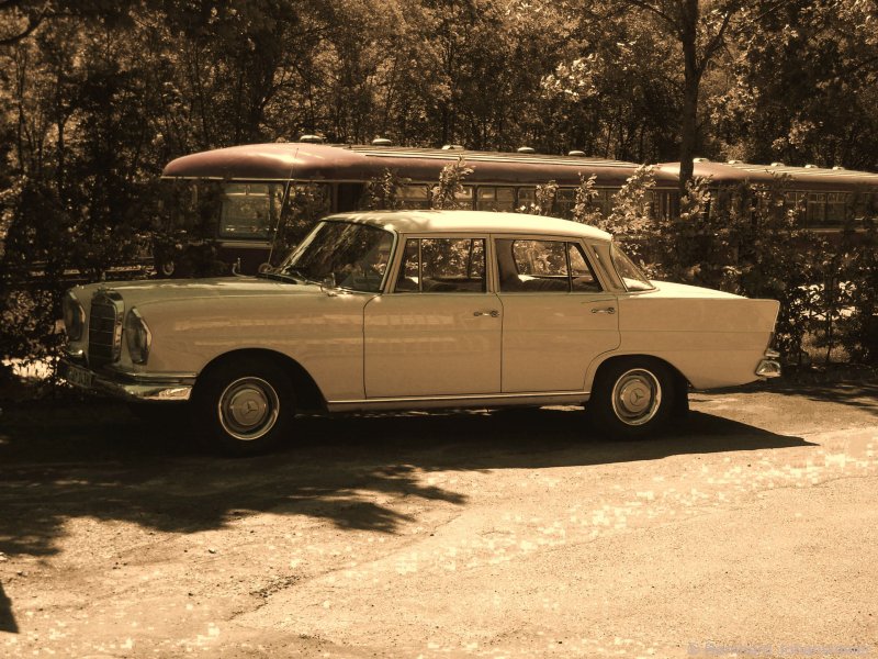 Wann ist wohl dieses Bild entstanden? Es knnte aus den 60er oder 70er Jahren stammen, doch ich habe es im Mai 2009 fotografiert und nachbearbeit. Ein Oldtimer parkt am BW Gerolstein vor einem Schienenbus der Vulkan Eifel Bahn. Diese fr heute kuriose Konstellation konnte ich mir nicht entgehen lassen.